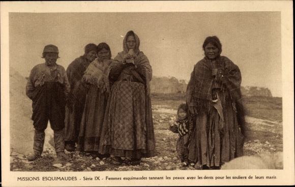 Ak Mission Eskimo, Eskimofrauen bräunen ihre Haut mit Zähnen