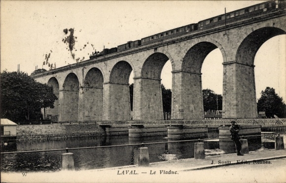 Ak Laval Mayenne, Viadukt, Zug, Fluss, Bäume, Architektur
