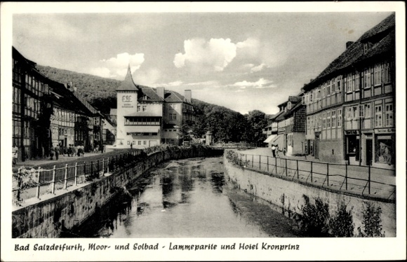 Ak Bad Salzdetfurth in Niedersachsen, Landschaft mit Fluss, Gebäude im Hintergrund, historisch...