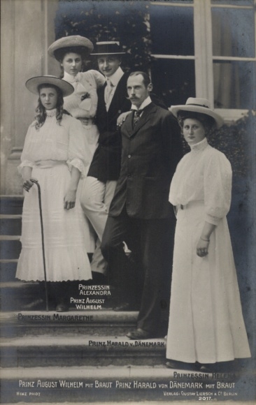 Postcard Prince August Wilhelm of Prussia, Prince Harald of Denmark, Alexandra, Margarethe, Helena