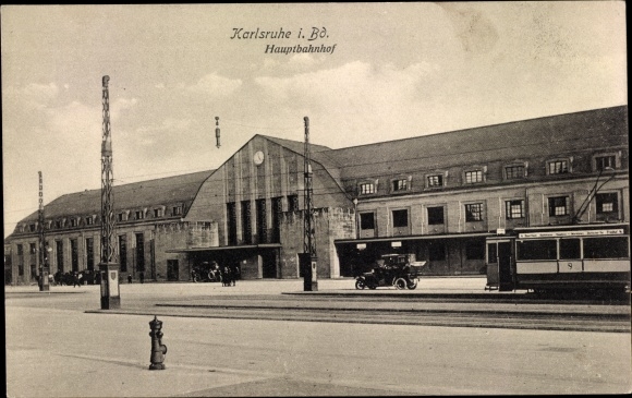 Postcard Karlsruhe in Baden Württemberg, main station, street side, tram
