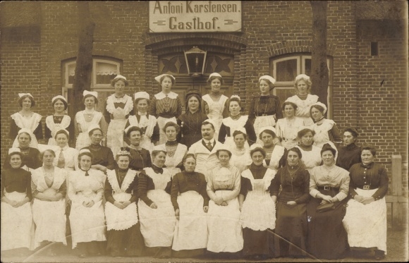 Photo Postcard Niebüll in North Friesland, women in front of an inn, group shot