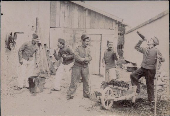 Foto Französische Soldaten bei der Arbeit, Schnappschuss