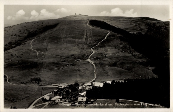 Ak Feldberg im Schwarzwald, Hotel Feldberger Hof mit Bismarckdenkmal, Fliegeraufnahme