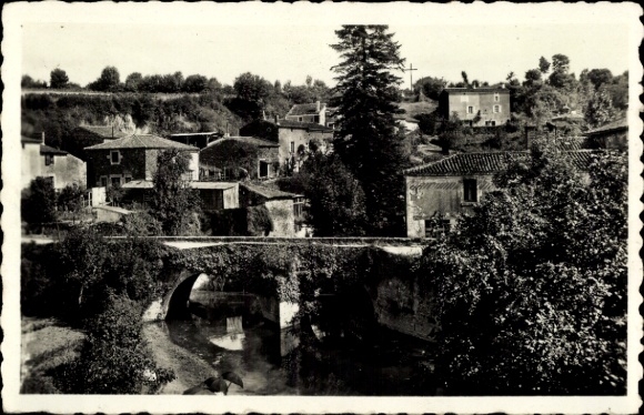 Postcard Vouvant Vendée, Roman bridge, houses, trees, river, landscape