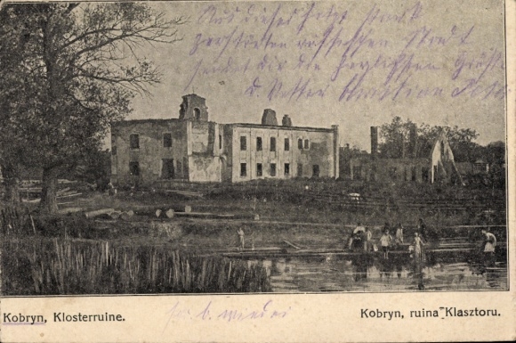 KP Kobryń Białoruś, ruiny klasztoru w basenie wodnym, ludzie przy wodzie, budynek