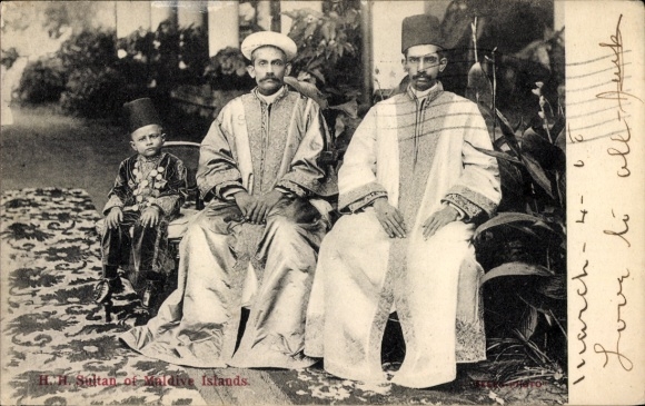 Postcard Sultan of the Maldives with family, son, turban, traditional costume