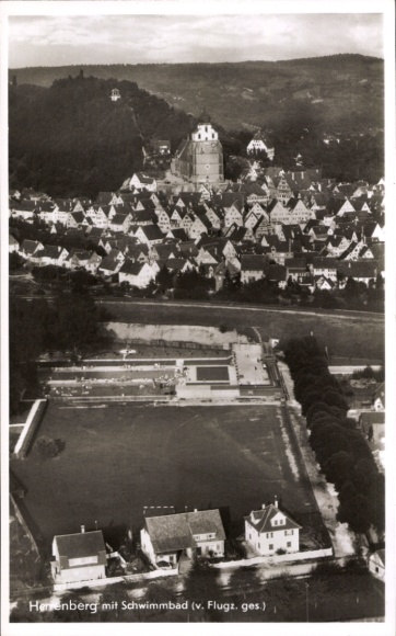 Ak Herrenberg in Württemberg, Herrenberg mit Schwimmbad, Luftansicht, alte Häuser, Schloss