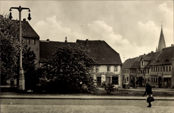 Ak Schkeuditz in Sachsen, Marktplatz, Schkeuditz, Gebäude, Straßenlaterne, Person mit Tasche