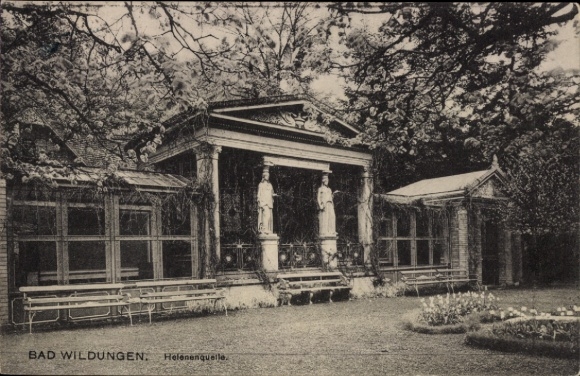 Postcard Bad Wildungen in Hesse, Helenenquelle, two statues, benches in the foreground