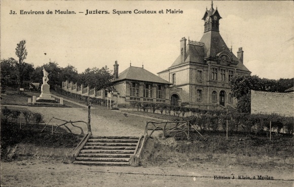 Postcard Juziers-Yvelines, Square Couteux and Town Hall