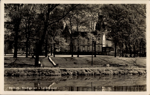 Ak Beckum in Westfalen,  Stadtgarten, Landratsamt, Bäume, Wasser, Architektur