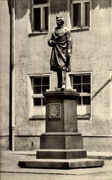Postcard Pulsnitz, view of the Rietschel monument, house