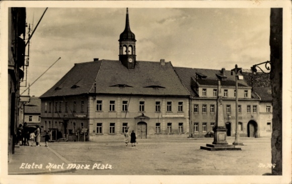 Postcard Elstra in Upper Lusatia Saxony, Old Market, building with clock tower, street view, people