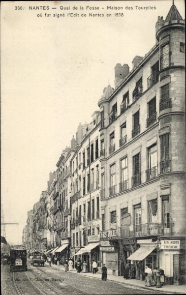 Ak Nantes Loire Atlantique, Straßenansicht, Quai de la Fosse, Maison des Tourelles, schwar/w Weiß