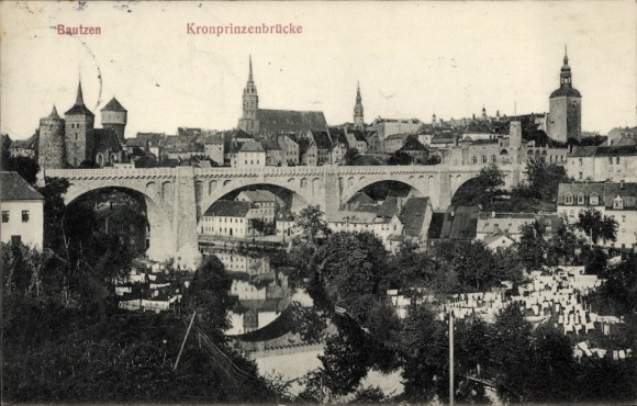 Ak Bautzen in Oberlausitz, uitzicht op de Kronprinzenbrücke, gebouwen, zwart-wit