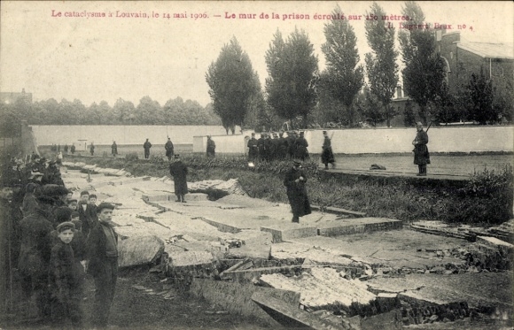 PC Louvain Leuven Flemish Brabant, destroyed prison wall, crowd, rubble, 1906