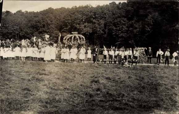 Photo Postcard Goselitz Zschaitz Ottewig in Saxony, children at a school festival in 1924
