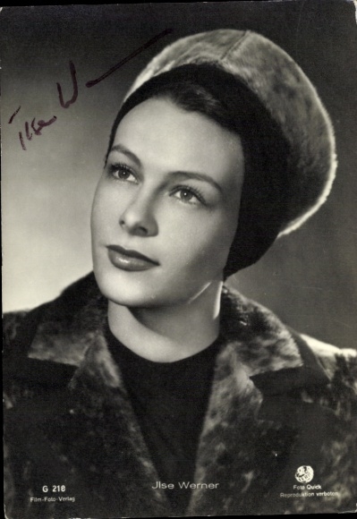 Postcard actress Ilse Werner, portrait with fur cap, coat, Film Photo Verlag G 218, autograph