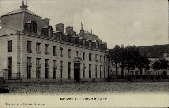 Ak Rambouillet Yvelines, Ecole Militaire, Gebäude, Pflastersteine, Bäume