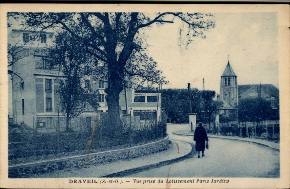 Ak Draveil Essonne, Eine schwarz-weiße Straßenansicht mit Bäumen und Gebäuden.