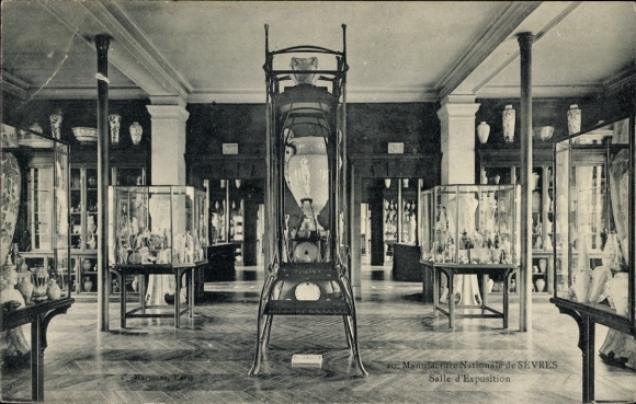 Postcard Sèvres Hauts de Seine, museum, exhibition hall, display cases with porcelain, artistic objects