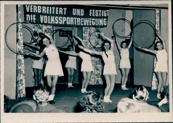 Photo Berlin, tire demonstration, gymnastics group, popular sports movement, FDJ