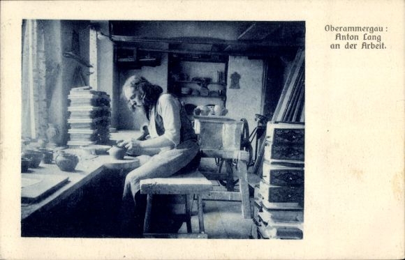 Postcard Oberammergau in Upper Bavaria, Anton Lang at work, pottery workshop, passion play actors