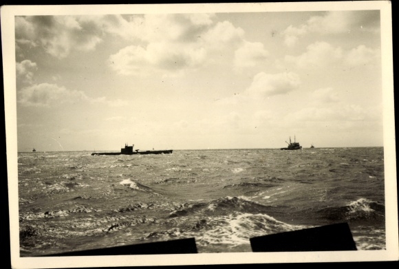 Photo Dutch submarine O 8 ? during towing from Den Helder to Kiel in 1940
