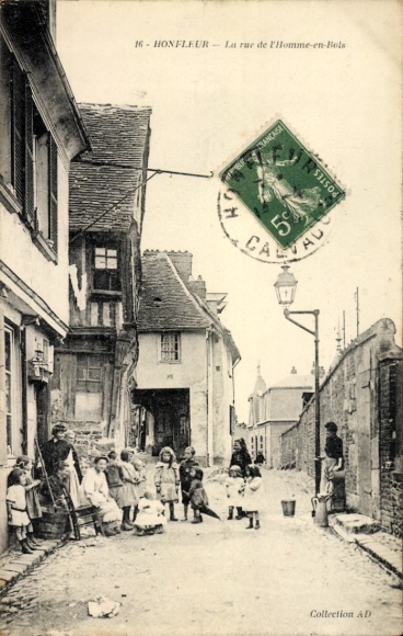 Ak Honfleur Calvados, Historische Straße, alte Gebäude, Kinder, Menschen, ursprüngliche Architekt