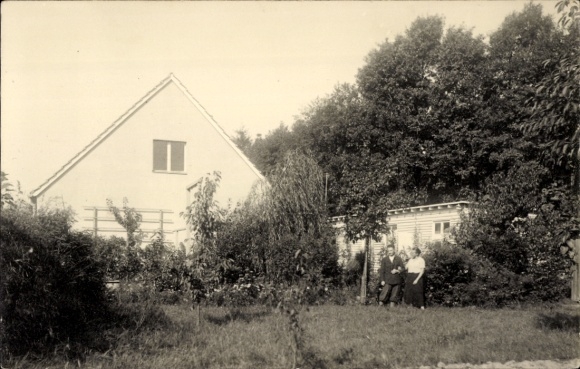 Photo Postcard Mühlenbeck Mühlenbecker Land, residential house, garden, residents