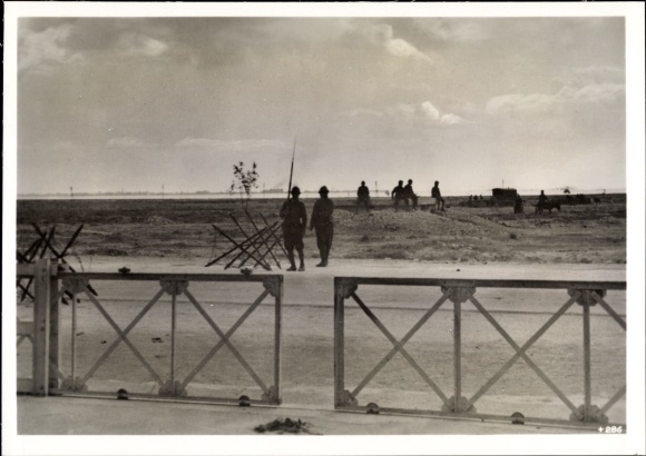 Photo Heinrich Hoffmann, French military guards in the port of Tunis, November 1942