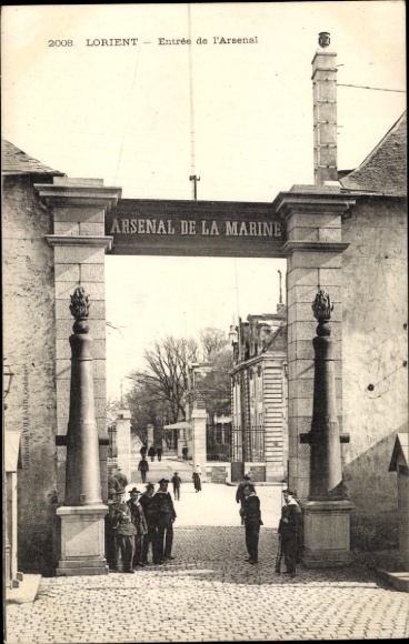Postcard Lorient Morbihan, entrance gate to the Arsenal, people, architecture