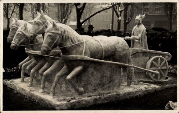 Photo Postcard Munich, ice sculpture, Roman chariot with 4 horses, 1933
