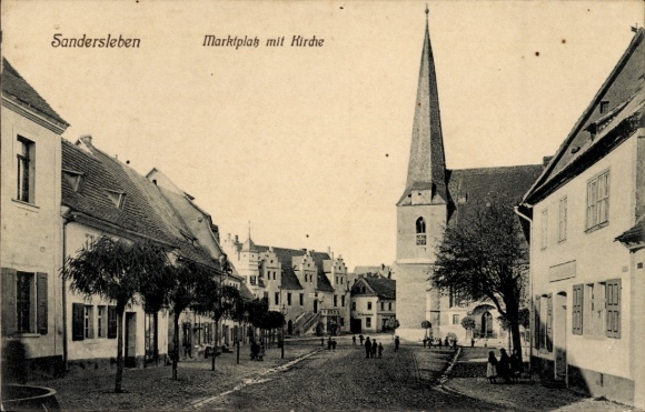 Ak Sandersleben in Anhalt, marktplein met kerk, architectuur, bomen, mensen