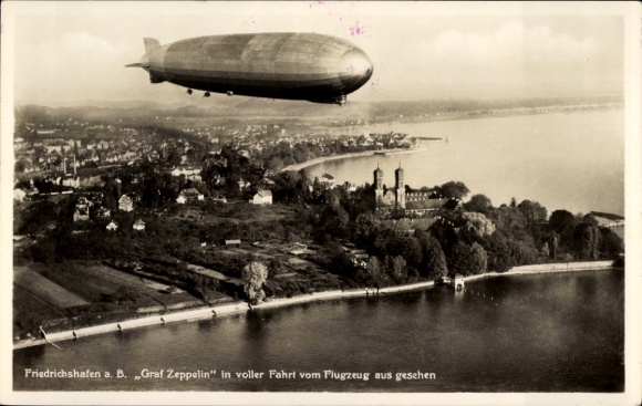 Ak Friedrichshafen am Bodensee, Luftschiff LZ 127 Graf Zeppelin in voller Fahrt, Fliegeraufnahme