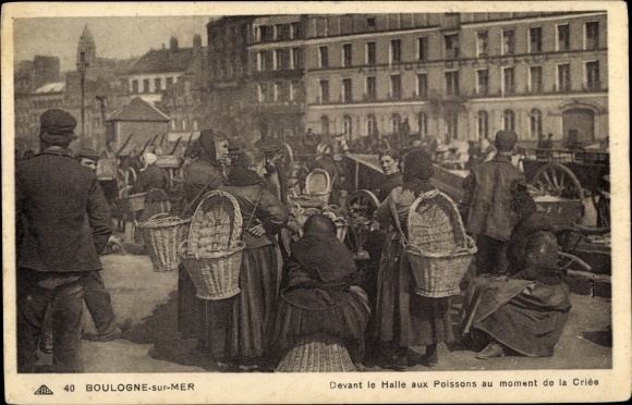 Postcard Boulogne sur Mer Pas de Calais, In front of the fish market, La Criée