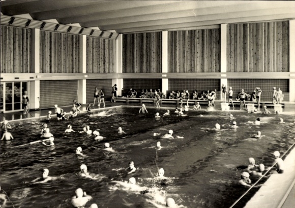Ak Ostseebad Kühlungsborn, Schwimmhalle, viele Schwimmer, Holzwände, 1950er Jahre, nostalgisch