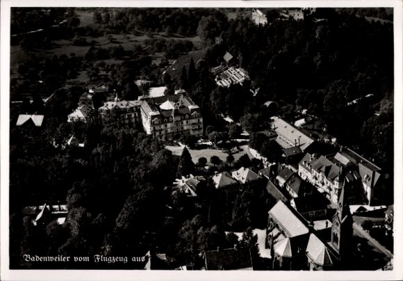 Ak Badenweiler im Schwarzwald, Luftaufnahme von  Gebäude und Landschaft, Schwarz-Weiß-Bild