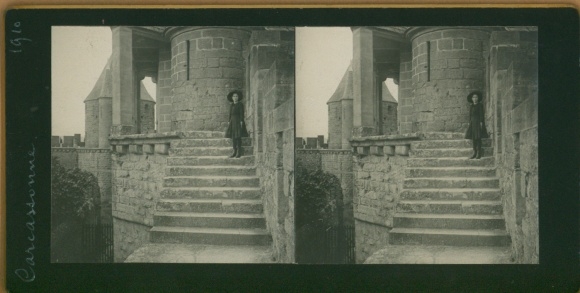 Stereo photo Carcassonne Aude, woman on stairs, castle