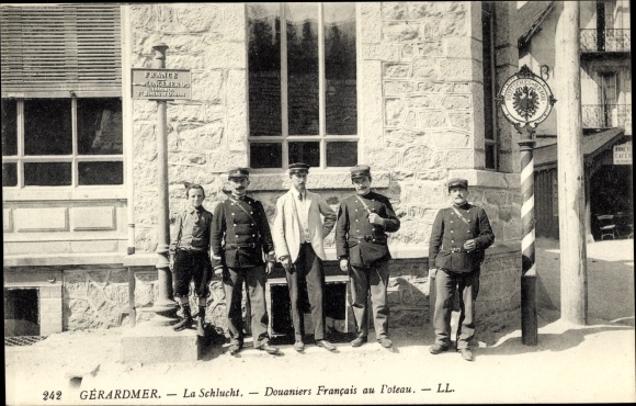 Postcard Gérardmer Vosges, La Schlucht, French customs officers at the post, Grenze