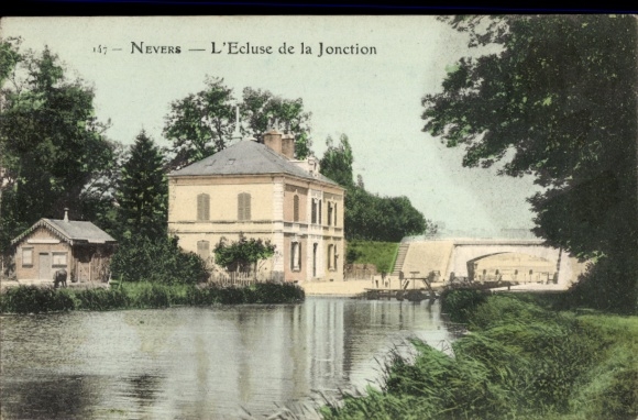Ak Nevers Nièvre, L'Ecluse de la Jonction, Kanalansicht, Gebäude
