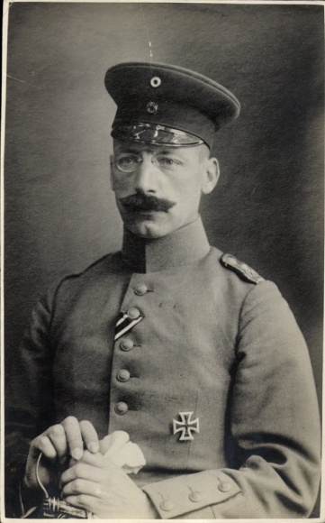 Photo Captain Max Frommann in uniform, portrait