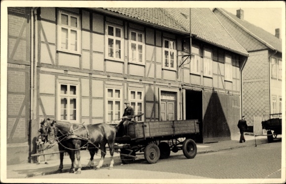 Foto Ak Seesen am Harz, Fuhrwerk vor einem Fachwerkhaus