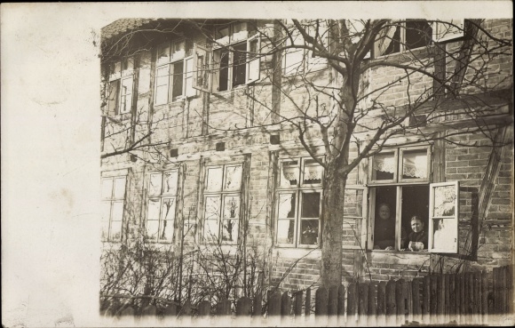 Photo Postcard Börßum Börssum am Harz, view of a residential building, residents at the window, half-timbered house