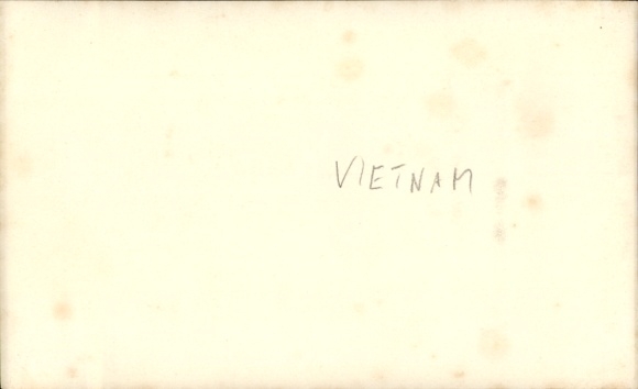 Photo Vietnam, workers pushing boat
