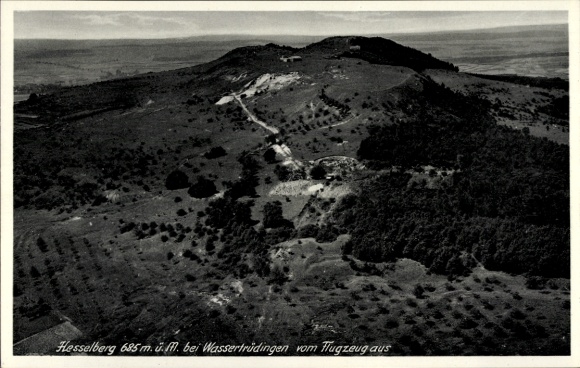 Ak Wassertrüdingen in Mittelfranken, Hesselberg 685 m.ü.m, Luftaufnahme, bewaldete Hügel, Licht u