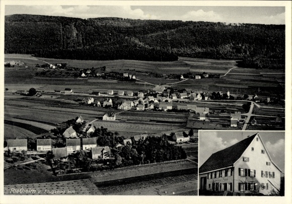 Ak Rietheim Weilheim Schwäbische Alb, Luftaufnahme eines kleinen Dorfes, Gebäude und Landschaft, 