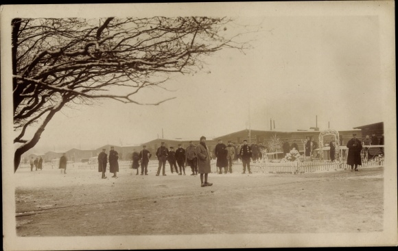 Foto Ak Friedrichsfeld Voerde am Niederrhein, Partie im Kriegsgefangenenlager ?