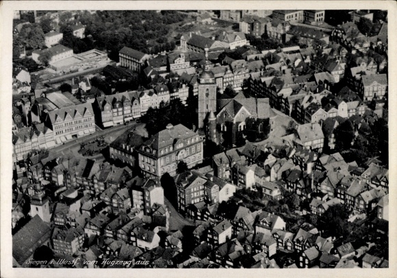 Ak Siegen in Westfalen, Luftaufnahme von   Gebäude, Stadtkirche, Fachwerkhäuser
